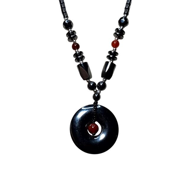 Vtg Carved Black Hematite Red Jasper Beaded Circle Pendant Necklace 16" - Picture 2 of 5